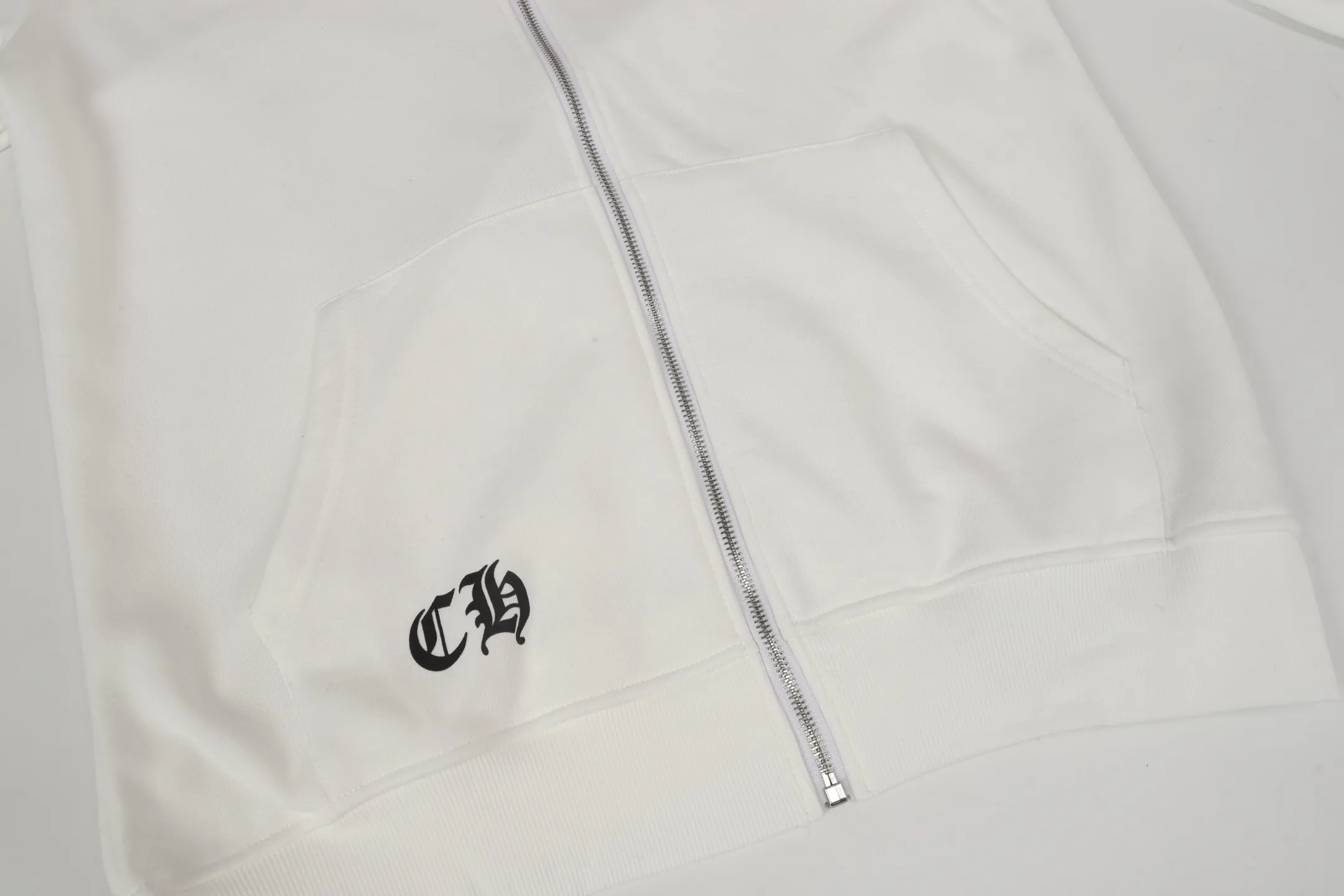 P250 cross-border model, please do not place an order if you are pursuing quality - Chrome Hearts/Chrome Hearts Colorful Cross ✝️ Printed zipper sweatshirt cardigan jacket - High weight, high density and high quality. The wool is soft, delicate and skin-friendly. It feels soft and silky. It has excellent warmth and skin-friendly properties - Custom-woven and dyed, no color difference. No matter the fabric or workmanship details, it beats the ordinary version on the market - Hardware zipper accessories are all customized, full of details - Color: black white -Size: S M L XL